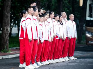 姚明率中国女篮正式出征奥运会！经典表情亮眼