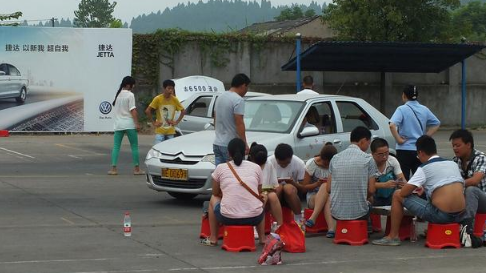 脑子笨反应慢的人学车怎么办-练车练得一塌糊涂能去考试吗