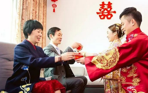 新婚第一年是不是邀请女方家长吃饭-新婚第一年是不是不能一个人回家