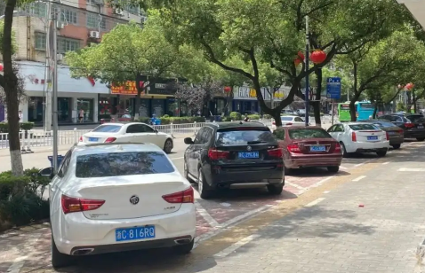 马路边什么线可以停车-马路台阶上停车算违章吗