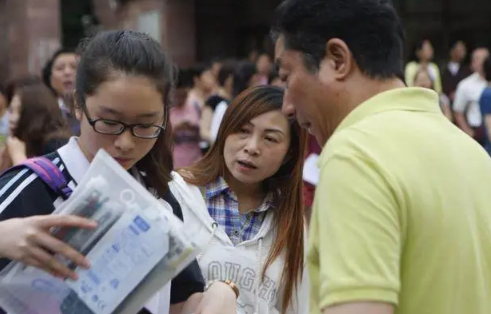 2022高考考生衣服上不能有字或字母吗-高考学生不能穿什么衣服