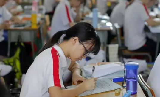 高考社会考生和普通考生在不在一个考场-高考时学校考生和社会考生的考场是不是分开的