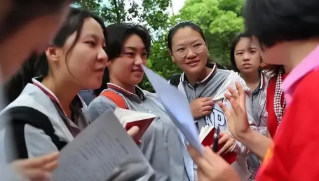 高考社会考生和普通考生在不在一个考场-高考时学校考生和社会考生的考场是不是分开的