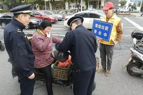 老是随地吐痰的人性挌是怎样的-如何看待随地吐痰的行为