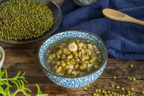 绿豆汤煮成红色怎么变绿-绿豆汤煮成红色倒点醋能变绿色吗