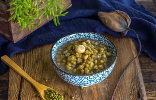 绿豆汤喝汤好还是吃豆好-绿豆汤只喝汤不吃绿豆有没有作用