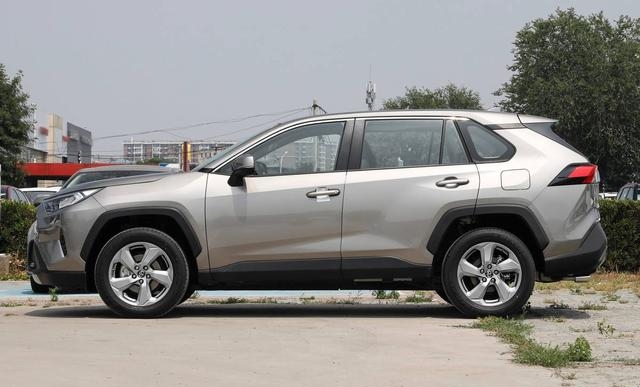 rav4报价及图片(丰田RAV4荣放值得入手吗)