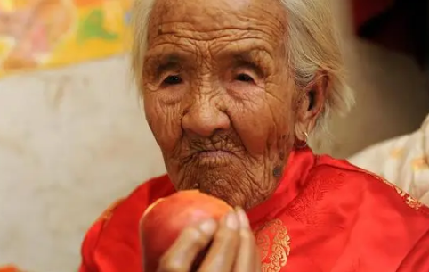 长寿老人绝经都晚吗-女人绝经意味着就是老人了吗