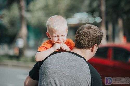 孩子闹人怎么办