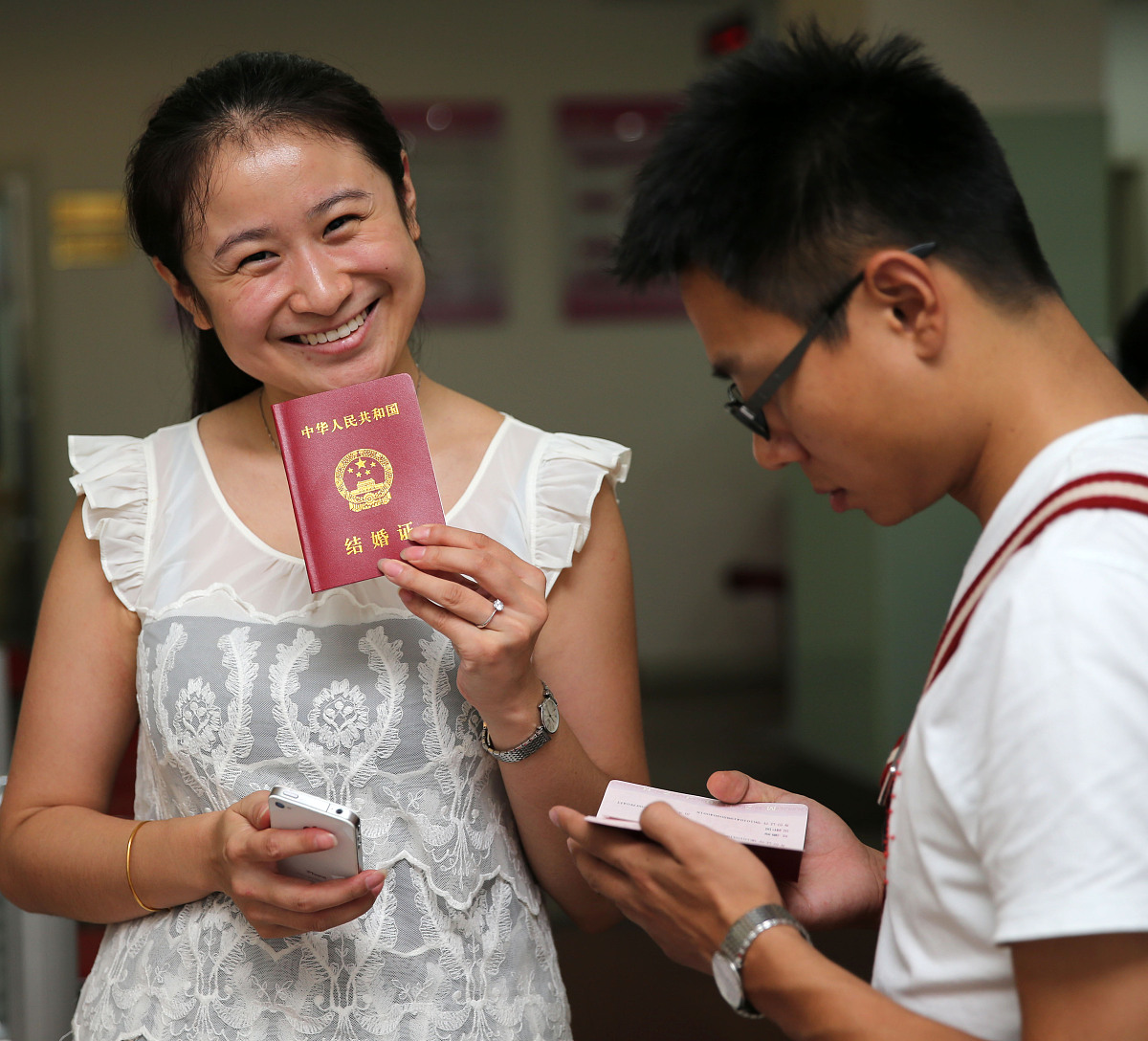 领取结婚证必须要婚检么 婚检和领证是同一天吗 