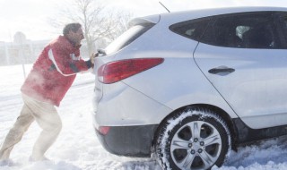 汽车在雪地里打滑（汽车在雪地里打滑怎么办） 