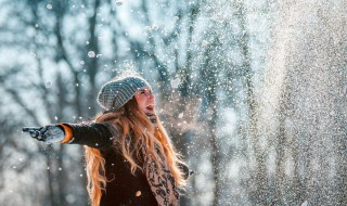 雪天如何清理车上的积雪（雪天怎么清理车上的积雪） 