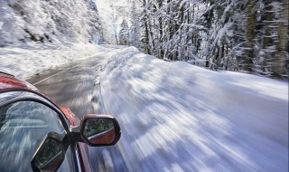 下雪天如何开车（下雪天路面结冰怎么开车） 