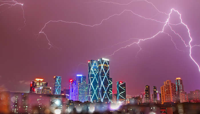 梦见雷电火花击到地 