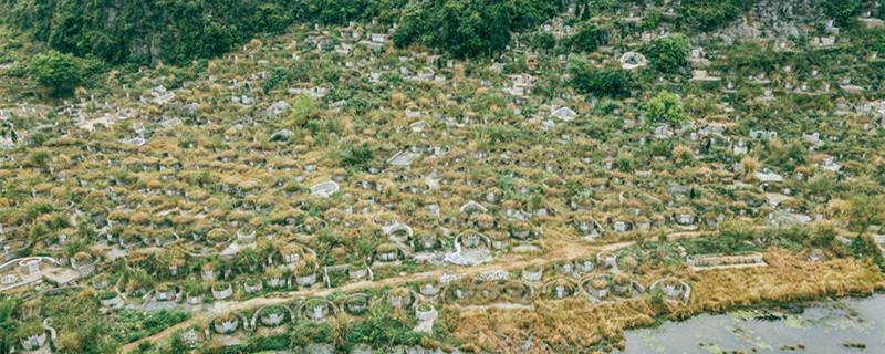 梦见经过一片坟地 