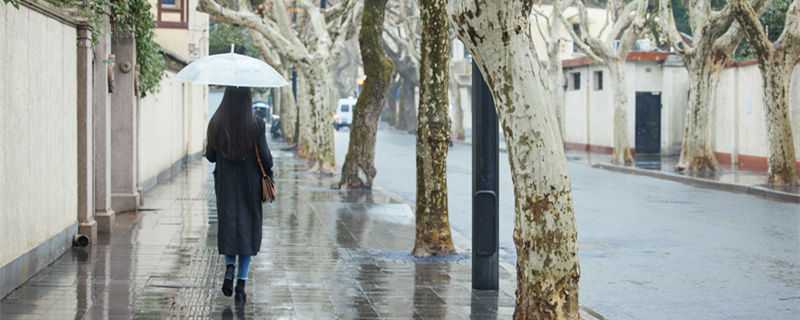 女人梦见自己淋着雨跑 