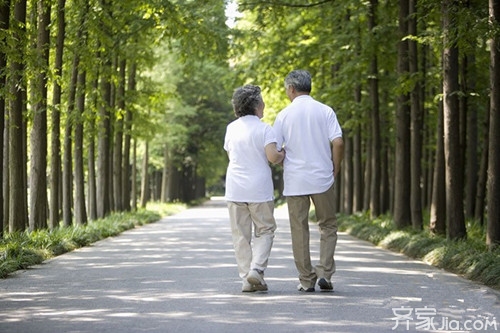 晚饭后散步有什么好处 必知:“饭后百步走,活到九十九”