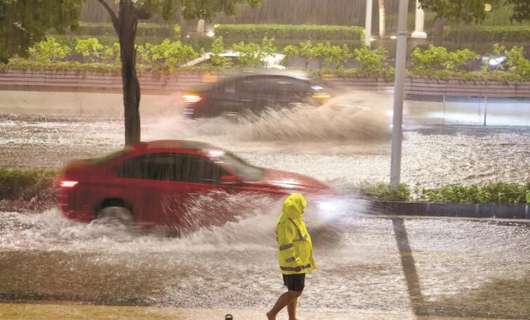 暴雨的形成原因是什么