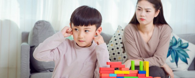 孩子为什么打人怎么引导_孩子打人父母正确引导