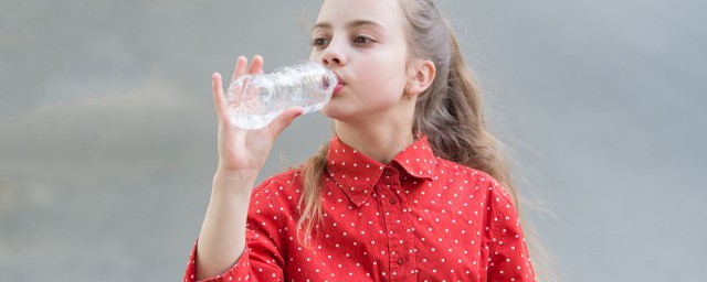 女孩子犯错怎么教育_女孩子犯错的教育方法