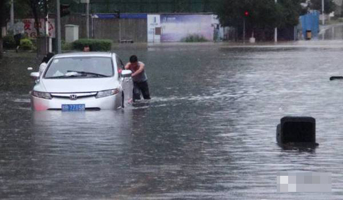 暴雨过后，爱车泡水里怎么办？