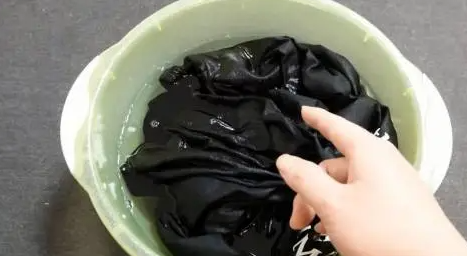 品牌衣服掉色是否属于质量问题_衣服掉色了怎么能恢复原来的颜色