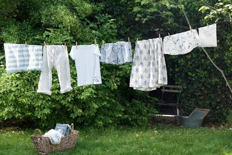 被雨淋了的衣服可以只用清水冲洗一遍吗_雨水淋的衣服要再用洗衣粉洗一遍吗