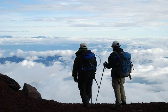 登山用品有哪些 登山对着装有什么要求