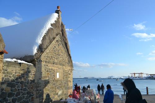 金石岛镇天鹅湾村在哪，烟墩角村值得旅游吗