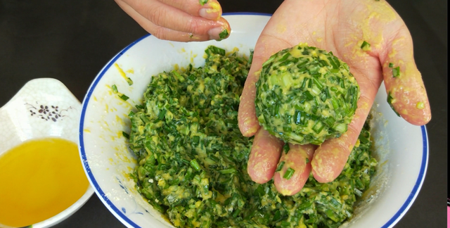 韭菜除了吃饺子还能怎么做（十分钟搞定的懒人早餐韭菜饼做法）