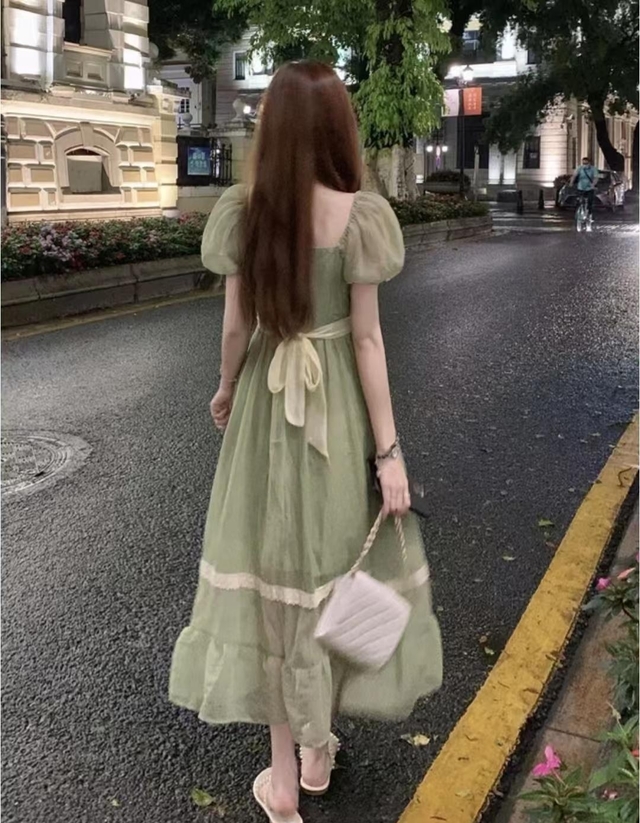 女生约会穿什么衣服好(女生第一次约会穿什么衣服好)