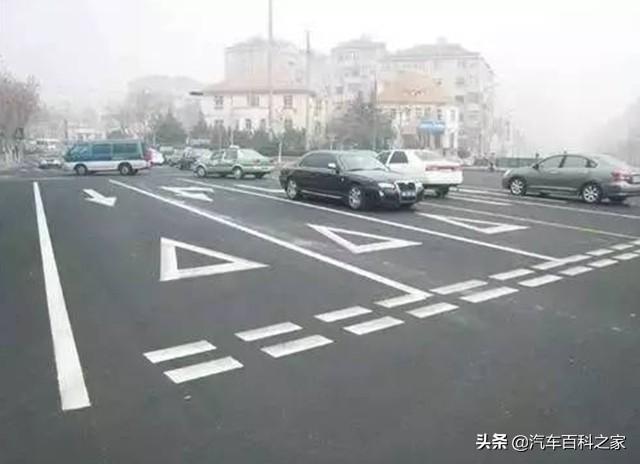 道路交通地面标线介绍（路面倒三角标志什么意思）