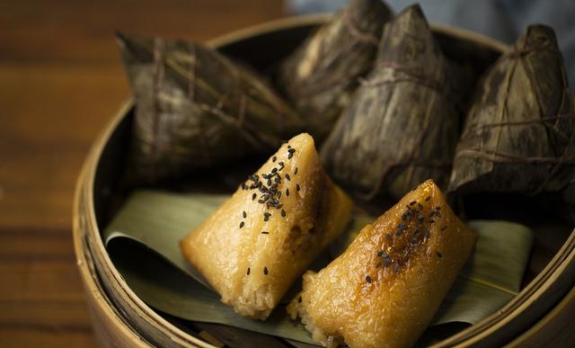 生粽子蒸多久能熟（粽子是隔水蒸还是水煮）