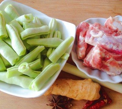 豆角炖排骨的家常做法大全（美味不腻是排骨炖豆角烹饪食谱）