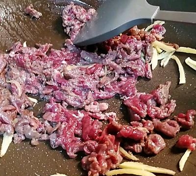 牛肉丝炒菜配哪些菜最好吃（超经典的洋葱炒牛肉丝做法）