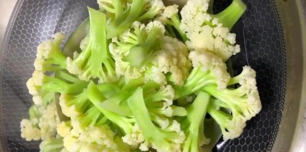 孩子爱吃的菜花怎么炒好吃（家常版小炒菜花烹饪图解）