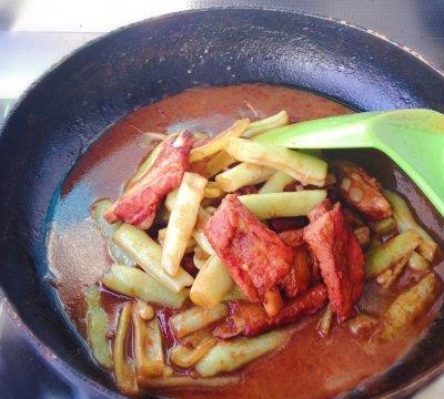 豆角炖排骨的家常做法大全（美味不腻是排骨炖豆角烹饪食谱）