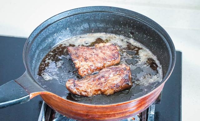 牛排解冻后需要用水洗吗（牛排解冻后的正确烹饪图解）