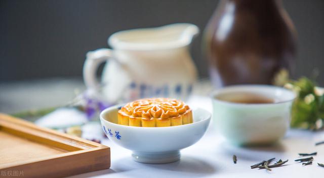 中秋节吃的月饼是怎样来的（月饼的来历）