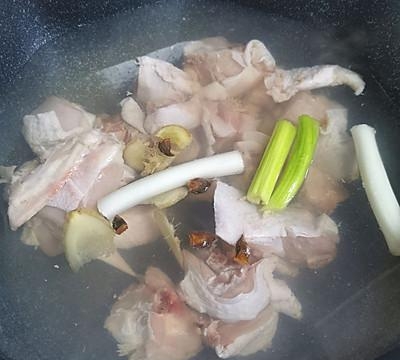 鸡腿炖土豆的家常做法（鸡腿炖土豆怎样做好吃）