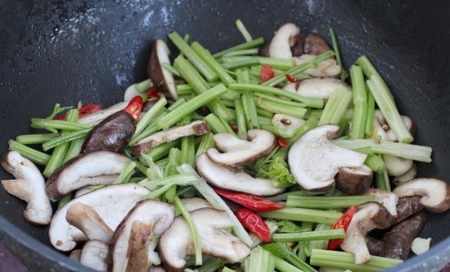 芹菜和鸡肉能一起吃吗（低卡减脂的芹菜鸡胸肉做法）