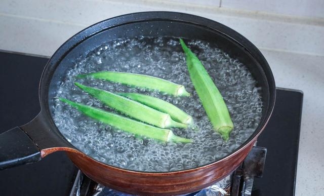 牛排解冻后需要用水洗吗（牛排解冻后的正确烹饪图解）