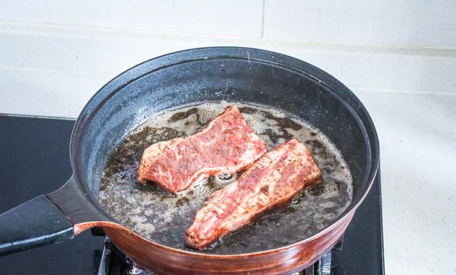 牛排解冻后需要用水洗吗（牛排解冻后的正确烹饪图解）