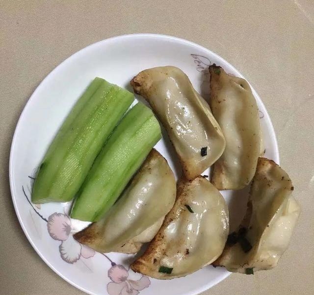 一个饺子的热量是多少大卡（减肥餐这样吃）