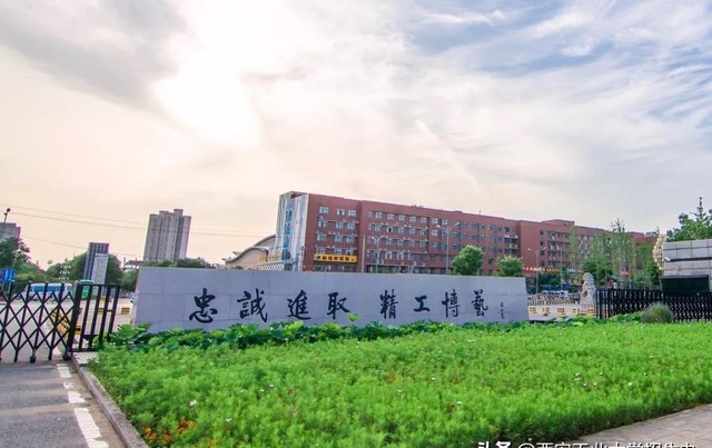 西安工业大学占地面积是多大（分享占地1200亩最美工业大学图片）