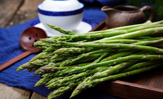 芦笋头上的花可不可以吃（芦笋焯水的食用注意方法）