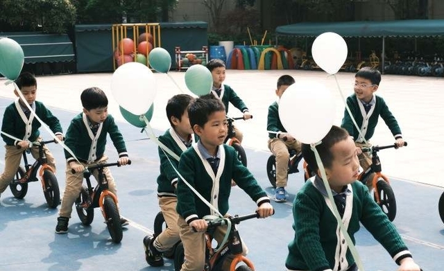 幼儿园老师结婚送什么礼物(幼儿园毕业送老师什么礼物最好)