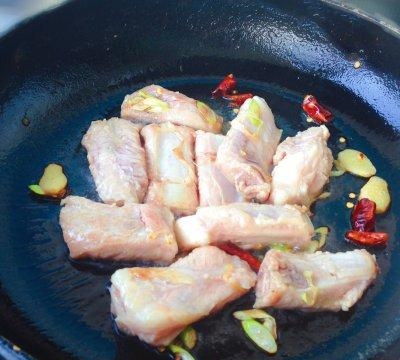 豆角炖排骨的家常做法大全（美味不腻是排骨炖豆角烹饪食谱）