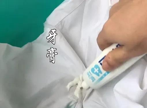 白衬衫腋下发黄汗渍怎么去除（白T腋下变黄的清洗小妙招）