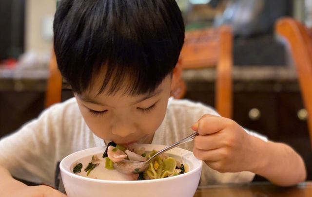 小孩卡鱼刺最有效的办法（鱼刺卡喉的错误处理办法）